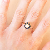 Anello a margherita vintage in oro giallo 9K con opale (0.40ct ca.) e zaffiri (1.20ctw ca.), anni ‘50