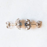 Orecchini a margherita vintage in oro bianco 14K con zaffiri (0.80ctw ca.) e diamanti di taglio brillante (0.72ctw ca.), anni ‘70