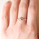 Anello vintage in oro bianco 14K con diamante centrale di taglio marquise (0.25ct ca.) e con diamanti laterali di taglio brillante (0.16ctw ca.), anni ‘70