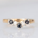 Anello a “V” vintage in oro giallo 9K con zaffiri (0.25ct ca.) e diamanti di taglio brillante (0.10ctw ca.), anni ‘80