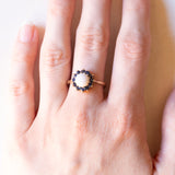 Anello a margherita vintage in oro giallo 9K con opale (1.20ct ca.) e zaffiri (0.44ctw ca.), anni ‘70