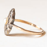 Anello antico in oro giallo 8K e argento con perla bianca e diamanti di taglio rosetta, primi del ‘900