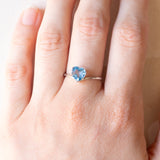Anello vintage in oro bianco 18K con topazio azzurro di taglio a cuore (1.30ct ca.), anni ‘90