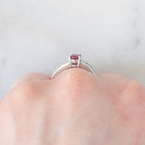 Anello a fascia vintage in platino con rubino (0.60ct) e diamanti (0.60ctw), anni ‘80