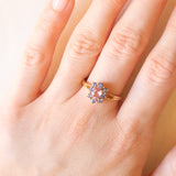 Anello a margherita in oro giallo 9K con zaffiro rosa sintetico (0.40ct ca.) e zaffiri blu sintetici (0.40ctw ca.), anno 2007