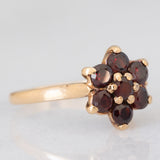 Anello a fiore vintage in oro giallo 9K con granati (0.70ctw ca.), anno 1966