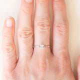 Anello moderno in oro bianco 14K con diamanti di taglio brillante e di taglio baguette (0.15ctw ca.)