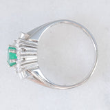 Anello ballerina vintage in oro bianco 14K con smeraldo (0.50ct ca.) e diamanti di taglio brillante e baguette (1ctw ca.), anni ‘70/‘80