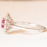 Anello a margherita vintage francese in oro bianco 18K con rubino (0.45ct ca.) e diamanti (0.16ctw ca.), anni ‘70/‘80