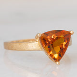 Solitario in oro giallo 9K con quarzo citrino di taglio trillion (1.93ct)