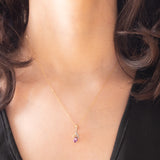 Collana vintage con catenina in oro giallo 9K e con ciondolo in oro giallo e bianco 9K con ametista (0.35ct ca.) e diamanti, anni ‘70