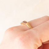 Anello vintage a “V” in oro giallo 9K con tormaline rosse, ametiste e acquamarina, anno 1990