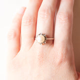 Anello a margherita in oro bianco 18K con perla bianca e diamanti (0.08ctw ca.), anni ‘50/‘60