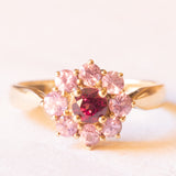 Anello a margherita vintage in oro giallo 9K con tormalina rosa (0.15ct ca.) e zaffiri rosa sintetici (0.40ctw ca.), anno 2004