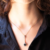 Collier con catenina vintage in oro giallo 9K e con pendente antico in oro giallo e bianco 14K con zaffiro (1.60ct ca.) e diamanti (0.80ctw ca.), anni ‘20/‘30