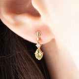 Orecchini pendenti vintage in oro giallo 9K con peridoti verdi (0.80ctw ca.) e imitazioni di diamanti, anni ‘80