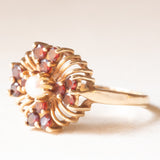 Anello a fiore in oro giallo 9K con granati (0.48ctw ca.) e perla, anni ‘40/‘50
