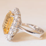Anello a margherita vintage in oro bianco 18K con quarzo citrino (9.50ct ca.) e diamanti di taglio brillante (1.60ctw ca.), anni ‘60