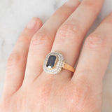 Anello a margherita vintage in oro giallo 18K con zaffiro e diamanti di taglio brillante (0.30ctw ca.), anni ‘70