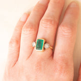 Trilogy vintage in oro giallo e bianco 18K con smeraldo (1.70ct ca.) e diamanti di taglio brillante (0.30ctw ca.), anno 1984