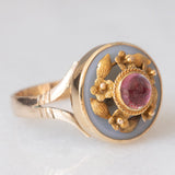 Anello antico in oro giallo 8K con calcedonio azzurro e tormalina rosa, primi del ‘900