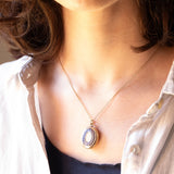 Ciondolo portafoto antico di forma ovale con lamina in oro giallo 9K su metallo e con smalti blu, primi del ‘900