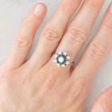 Anello a fiore vintage in oro bianco 14K con zaffiri (0.32ctw ca.) e diamanti di taglio brillante (0.84ctw ca.), anni ‘70