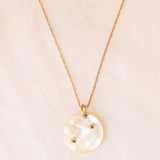 Collana vintage con catenina in oro giallo 9K e con ciondolo in madreperla con simbolo zodiacale dei pesci in oro giallo 9K