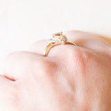 Anello in oro giallo e bianco 9K con zaffiro rosa chiaro sintetico di taglio trillion (0.65ct ca.) e zaffiri bianchi, anni ‘80