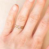 Anello vintage intrecciato in oro giallo e bianco 9K con diamanti (0.04ctw ca.), anni ‘70