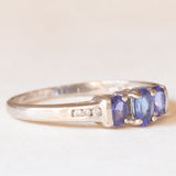 Trilogy vintage in oro bianco 9K con tanzaniti (0.50ct ca.) e diamanti (0.03ctw ca.), anni ‘80/‘90