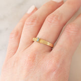 Solitario in oro giallo 9K con diamante blu trattato (0.07ct)
