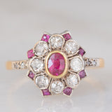 Anello a fiore antico in oro giallo 14K e argento con rubini (0.40ctw ca.) e diamanti di taglio vecchia miniera (0.65ctw ca.), primi del ‘900