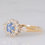 Anello a margherita vintage in oro giallo 9K con zaffiro (0.35ct ca.) e diamanti (0.14ctw ca.), anni ‘80