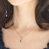 Ciondolo a margherita in oro bianco 14K con zaffiro (0.60ct ca.) e diamanti (0.20ctw ca.), anni ‘80