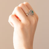 Anello a margherita vintage in oro bianco 18K con smeraldo (0.50ct ca.) e diamanti (0.53ctw ca.), anni ‘60/‘70