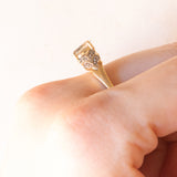 Anello vintage in oro giallo e bianco 9K con zaffiro giallo (1ct ca.) e diamanti, anni ‘60/‘70