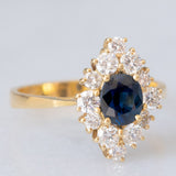 Anello a margherita navette in oro giallo 18K con zaffiro (1ct ca.) e diamanti di taglio brillante (0.75ctw ca.), anni ‘60/‘70