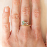 Anello in oro giallo e bianco 10K con smeraldo (0.50ct ca.) e topazi bianchi, anno 2016