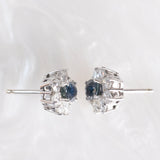 Orecchini a margherita vintage in oro bianco 14K con zaffiri (0.80ct ca.) e diamanti di taglio brillante (1ctw ca.), anni ‘70