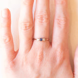 Trilogy antico in oro giallo 9K con zaffiro blu (0.12ct ca.) e zaffiri bianchi, anni ‘10