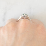Anello a margherita vintage in oro bianco 14K con tormalina verde (0.35ct ca.) e diamanti (0.24ctw ca.), anni ‘80