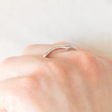 Anello a “V” in oro bianco 9K con diamanti di taglio tapered, anni ‘90