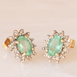Orecchini a margherita in oro giallo 9K con smeraldi (0.80ctw ca.) e diamanti (0.12ctw ca.), anni ‘70/‘80