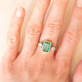 Trilogy vintage in oro giallo e bianco 18K con smeraldo (1.70ct ca.) e diamanti di taglio brillante (0.30ctw ca.), anno 1984