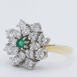 Anello a fiore/fiocco di neve in oro giallo e bianco 14K con smeraldo (0.13ct ca.) e diamanti di taglio brillante (1.24ctw ca.), anni ‘70