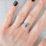Anello a margherita vintage in oro bianco 18K con zaffiro (0.50ct ca.) e diamanti di taglio brillante (0.25ctw ca.), anni ‘80