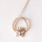 Collana vintage con catenina in oro giallo 9K con ciondolo con farfalla in oro giallo e bianco 9K con diamanti (0.24ctw ca.), anni ‘90