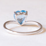 Anello vintage in oro bianco 18K con topazio azzurro di taglio a cuore (1.30ct ca.), anni ‘90