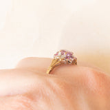 Anello a fiore vintage in oro giallo e bianco 9K con zaffiri rosa sintetici (0.80ctw ca.) e diamanti, anno 1981